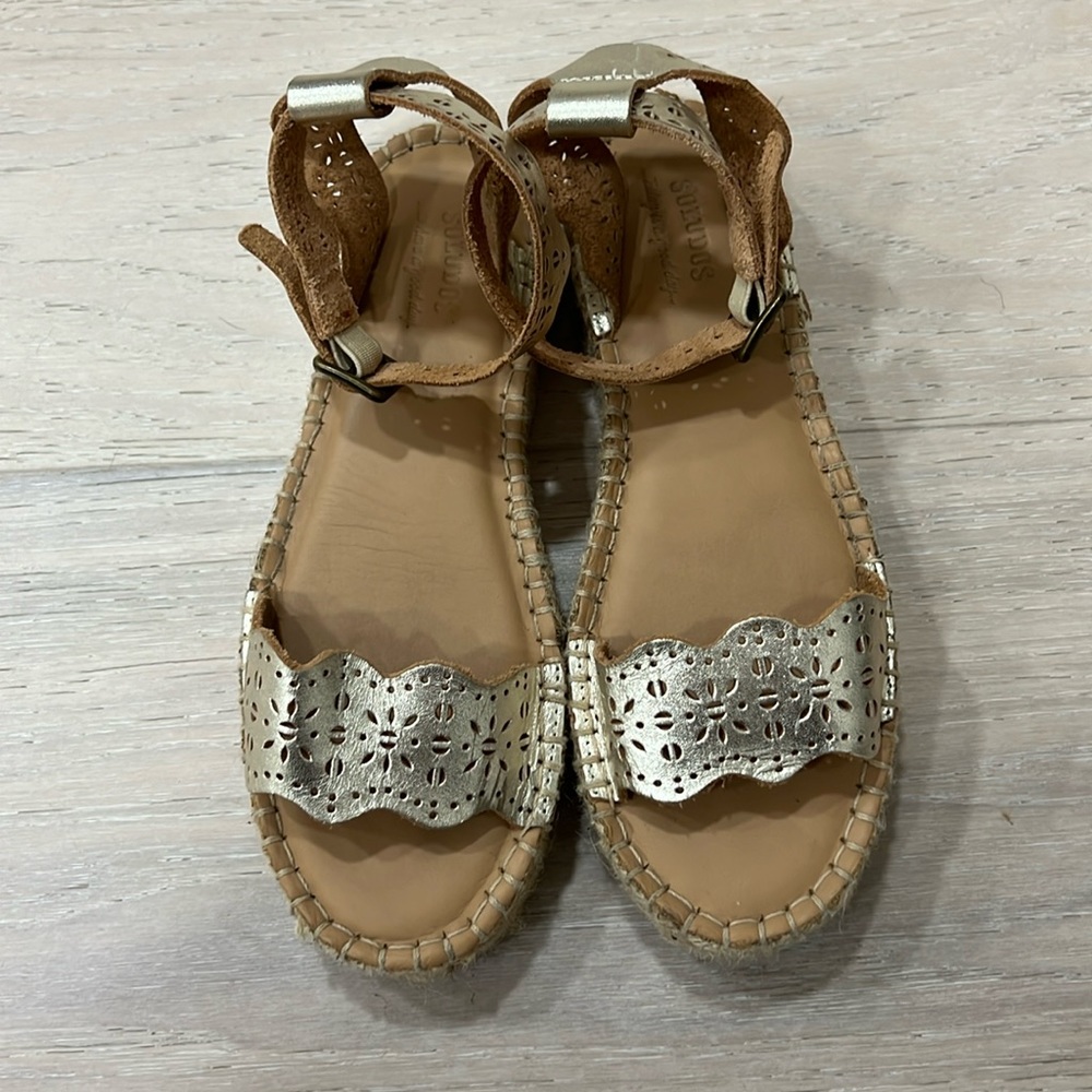 Soludos sandals size 6 color gold